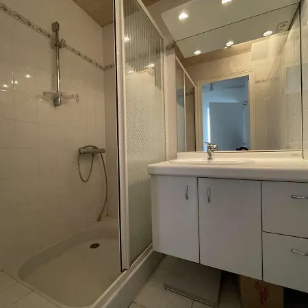 Holiday home Maison Renovee 5 Pieces, Jardin Clos, A 2 Pas De L'ocean, Pour 10 Personnes - - Fr-1-224c-231